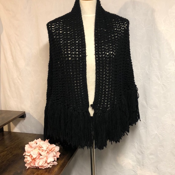 VINTAGE Crocheted Shawl - Picture 4 of 7